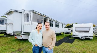 Schausteller-Familie im Kreis Gütersloh wohnt in 70 Quadratmeter großem Luxus-Wohnwagen