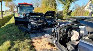 Mehrere Verletzte: Schulbus und vier Autos kollidieren bei Salzkotten