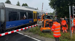 Zug kollidiert mit Mähfahrzeug im Kreis Gütersloh - Fahrgäste müssen evakuiert werden