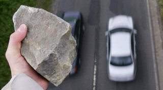 Mordkommission ermittelt nach Steinwurf von Brücke auf A30 in Kirchlengern