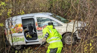 Kurioser Unfall bei Bad Driburg: Essen auf Rädern landet im Graben