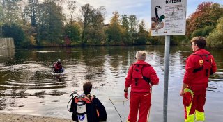 Taucher inspizieren stundenlang Teich im Kreis Gütersloh - das steckt hinter dem Einsatz