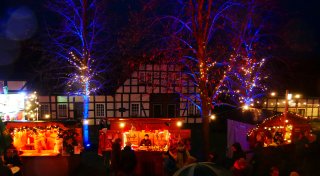 Heißgetränke in Mittelalter-Gewölben und mehr: Was dieser Stemweder Weihnachstmarkt zu bieten hat