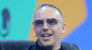 Heiratsantrag vor Privatjet - Rapper RAF Camora ist verlobt