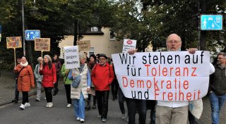 250 Teilnehmende in Enger - Demo für Demokratie verlief weitestgehend friedlich