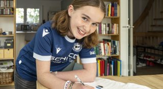 Bielefelder Einlaufkind Marlena gestaltet besonderes Arminia-Fan-Shirt