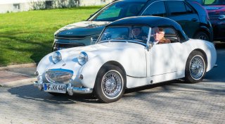 Mit vielen Fotos: Oldtimerfahrt bringt Auto-Raritäten auf Herforder Straßen