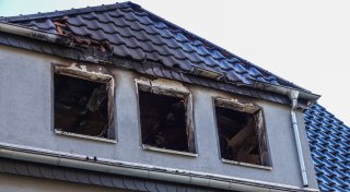 Feuer zerstört zwei Wohnungen an Bielefelder Arnoldstraße - Familienhund stirbt