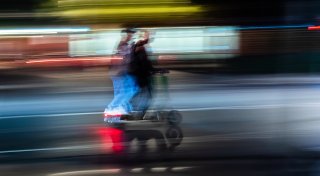 E-Scooter-Fahrer auf der Flucht: Wilde Fahrmanöver schütteln Bielefelder Polizei ab