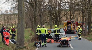 18-Jähriger schwer verletzt: Auto prallt in Herford gegen Baum