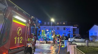 Feuer im Keller: Herforder Feuerwehr rettet vier Personen aus verrauchtem Mehrfamilienhaus