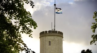 Arminia-Flagge über Bielefeld: Die Sparrenburg trägt jetzt Schwarz-Weiß-Blau