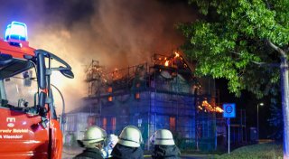 Haus in Bielefeld brennt komplett aus - Ruine ist einsturzgefährdet