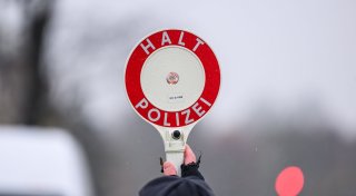 Alkoholisiert und ohne Führerschein: Polizei stoppt Raser auf der A44 bei Büren