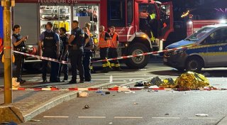 Auto fährt E-Scooter in Frankfurt an: Zwillinge sterben