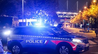 Auto fährt in Menschenmenge - ein Toter nach Streit in Bar