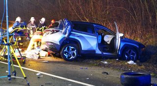 Schwerer Unfall auf der B480 im Kreis Paderborn - eine Tote, drei Schwerverletzte