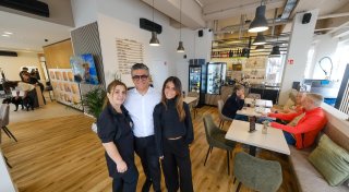 Bielefelder Friseur hat jetzt noch ein Café im neuen Salon