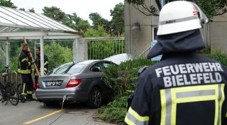 Unfall an der Rosenhöhe: Auto kracht gegen die Fassade einer Bielefelder Klinik