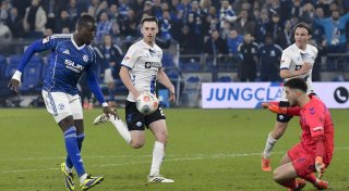 Königsblau jubelt spät: Schalke 04 stürzt den SC Paderborn von der Spitze