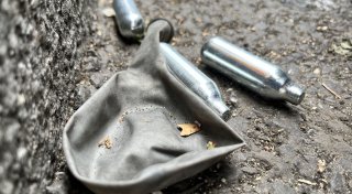 Verbot gefordert: Tödliche Partydroge Lachgas in Bielefeld auf dem Vormarsch