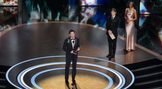 Adrien Brody wirft seiner Freundin ausgespuckten Kaugummi zu
