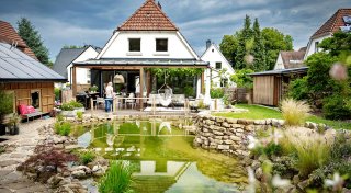 Mit Video: Bielefelder Familie erschafft Gartenparadies mit Schwimmteich