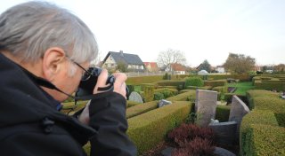 Besonderes Projekt: Warum dieser Lübbecker Grabsteine fotografiert