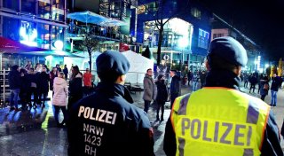 Brutaler Angriff in Bielefeld: Wer kann Hinweise zu dieser Schlägertruppe geben?