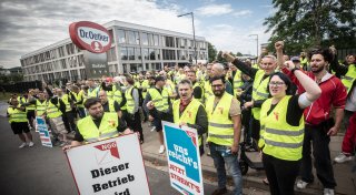 Puddingproduktion lahmgelegt: Warnstreik bei Dr. Oetker in Bielefeld und Lippe