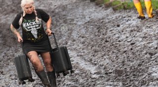 Regenmassen verwandeln Wacken in Schlammfeld
