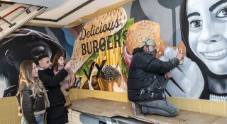 Neuer Bielefelder Burger-Imbiss bekommt vom Meister ein farbelhaftes Graffiti