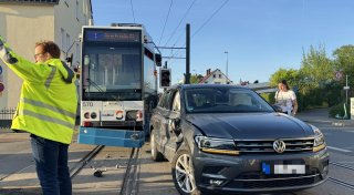 Unglückliches Abbiegemanöver: Wieder Unfall mit Bielefelder Stadtbahn