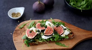 Bauernbrot mit Rucola, Burrata und Feigen