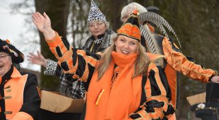 Start mit drei Böllerschüssen: Brakel feiert spektakulären Karnevalsumzug