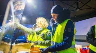Hungernde Menschen in Bielefeld: Schlangestehen am Suppenbus in Eiseskälte