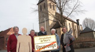 In Salzkotten wird für ein Osterprojekt die Kirche ausgeräumt