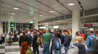 Tausende Menschen verbringen Nacht auf Flughafen München