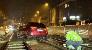 Bielefelder Seniorin bleibt mit Pkw in Stadtbahngleisen stecken