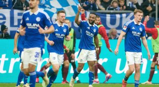 Erster Sieg unter van Wonderen: Schalke schlägt Regensburg