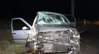 Schwerer Unfall in Lübbecke: 21-jähriger Polo-Fahrer aus Petershagen kracht gegen Baum