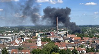 Bielefelder Wohnmobile brannten in der Innenstadt - riesige Rauchsäule am Himmel