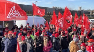 Großer Warnstreik der IG Metall bei Diebold Nixdorf in Paderborn