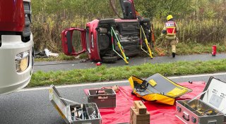 65-Jährige prallt mit ihrem Nissan gegen einen Telefonmast in Delbrücker Stadtteil