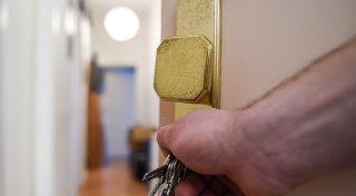 Vermieter baut säumigen Mietern in Stolberg die Wohnungstür aus