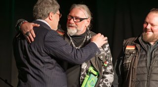 Miele-Chef überreicht wichtigen Preis: Auszeichnung rührt Gütersloher Biker zu Tränen