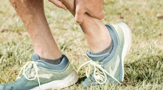 Kurzmeldungen aus Hiddenhausen: Kombi fährt Mann über den Fuß