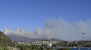 Brand in türkischer Ägäis - Flammen bedrohen Wohnhäuser