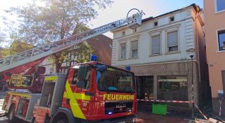 Feuer im Dachgeschoss eines Hauses in der Innenstadt von Vlotho