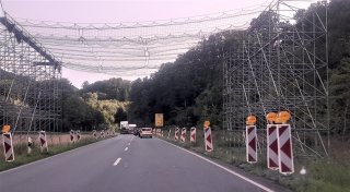 Was steckt hinter dem Schutznetz über einer Straße bei Beverungen